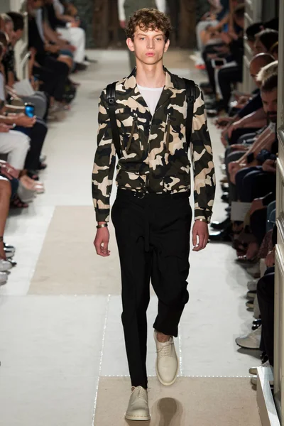 Look 18